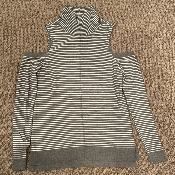 Trouve’ Cold Shoulder Long Line Gray Striped Tunic Mock Turtleneck Sweater Large - Picture 6 of 12